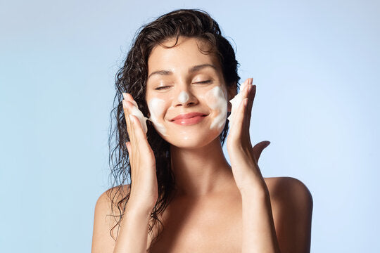Best Face Wash for Oily & Acne Prone Skin: How to Choose the Right Cleanser